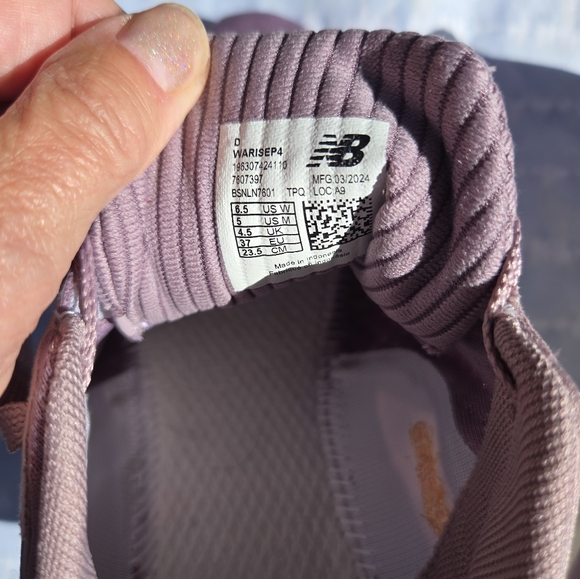 New Balance Women's Mauve Athletic Shoes **missing insoles** - Picture 6 of 6